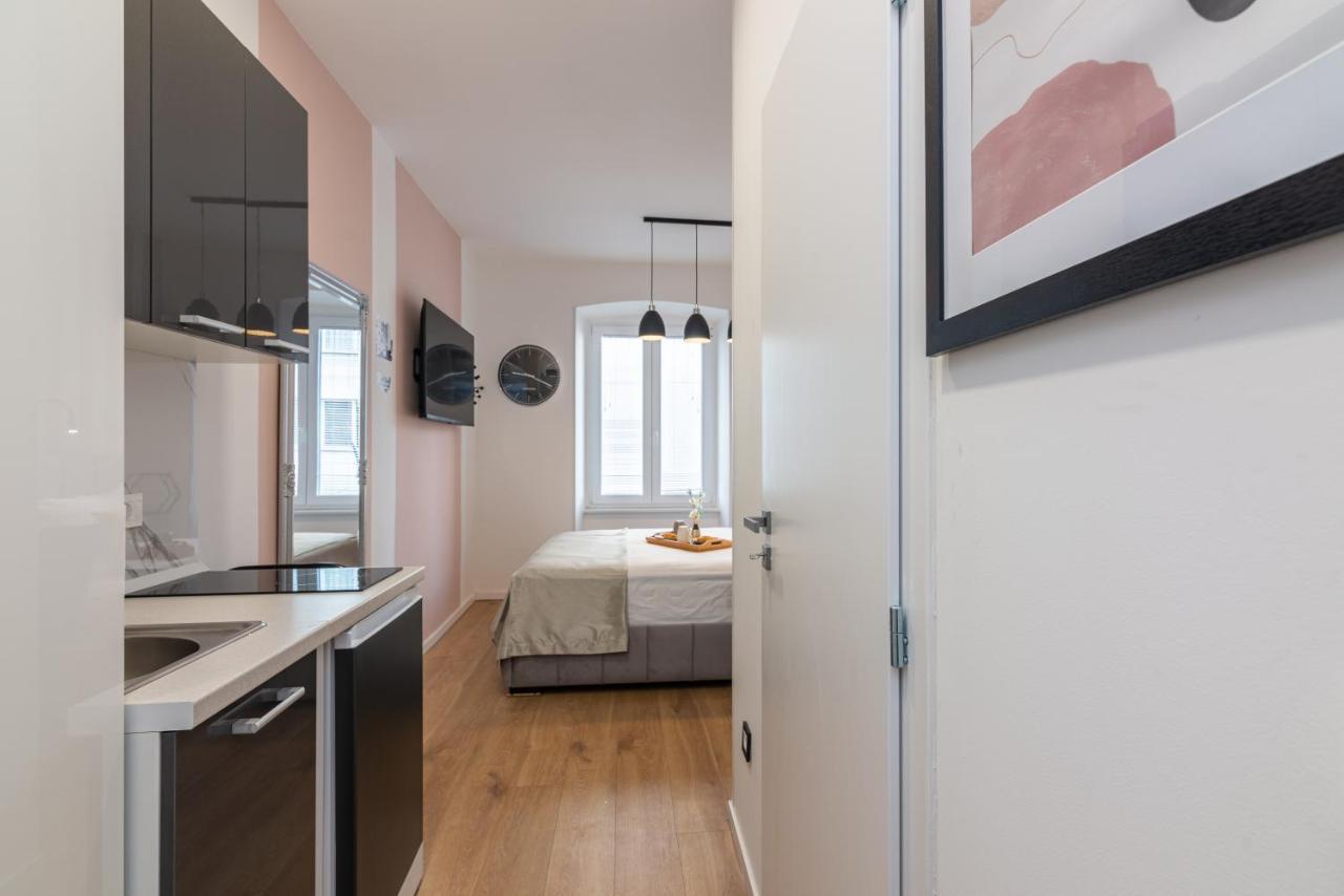 Apartments & Rooms Six Рийека Екстериор снимка